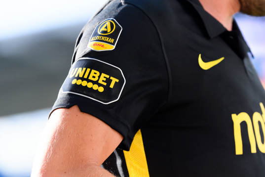 Unibets logotype på en AIK-spelare