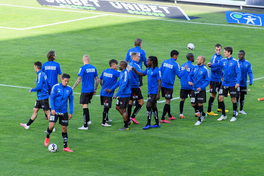 Sirius spelare före fotbollsmatchen i Allsvenskan mellan