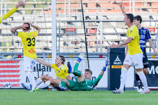 Falkenbergs Carl Johansson och Sirius målvakt Lukas Jonsson