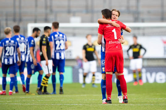 IFK Göteborgs August Erlingmark och målvakt Ioannis