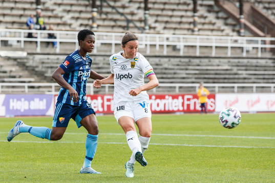 Djurgårdens Portia Boakye och Umeås Fanny Hjelm-Rönnlund