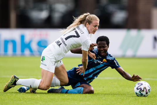 Umeås Kalla Braffet i kamp om bollen med Djurgårdens