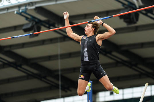 Armand Duplantis, Upsala IF, clears 5,94 meters and sets a
