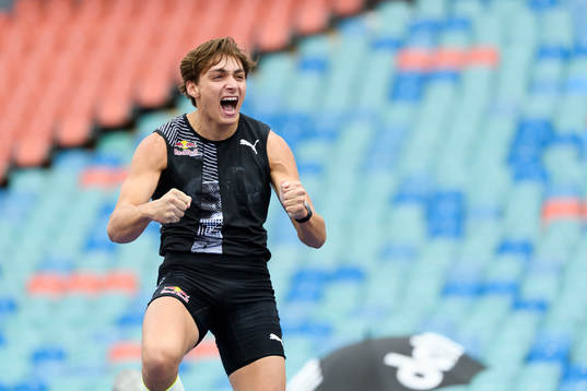 Armand Duplantis, Upsala IF, celebrates as he sets a new