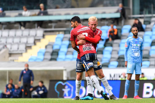 Örgrytes Adam Bergmark Wiberg jublar med Ailton Almeida