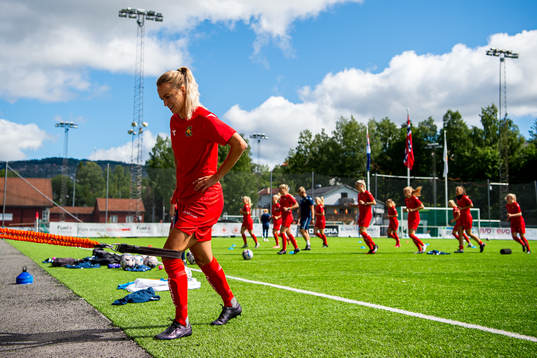 Hanna Terry of Røa warms up