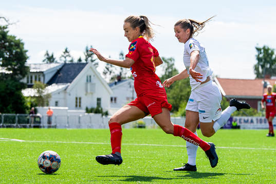Hanna Terry of Røa and Åsne Takle Eide of Arna-Bjørnar