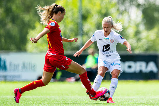 Vilde Fjelldal of Røa and Thea Bjelde of Arna-Bjørnar