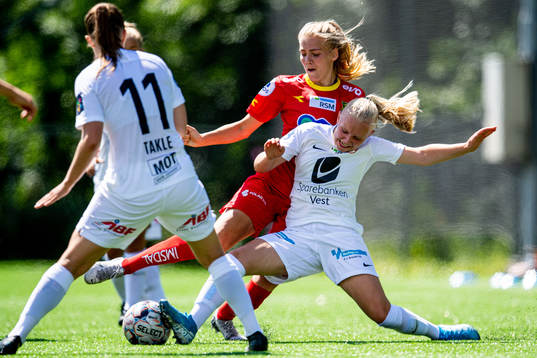 Oline Brekke Fuglem of Røa and Linnea Laupstad of