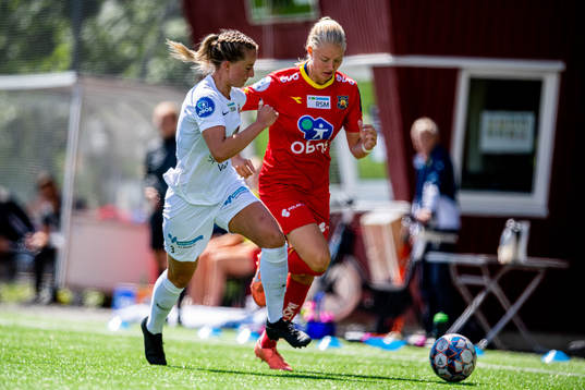 Helene Gloppen of Arna-Bjørnar and Tuva Lotte Leschbrandt