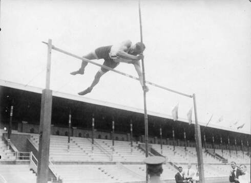 B. Olson i stavhopp. 4 juli 1920