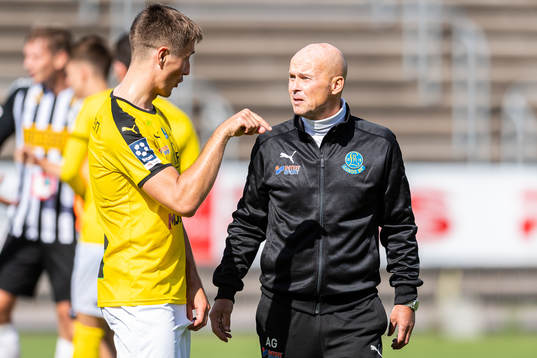Lunds Johan Andersson i samtal med tränare Anders Grimberg