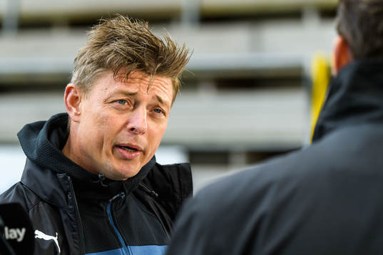 Malmö FFs tränare Jon Dahl Tomasson blir intervjuad i