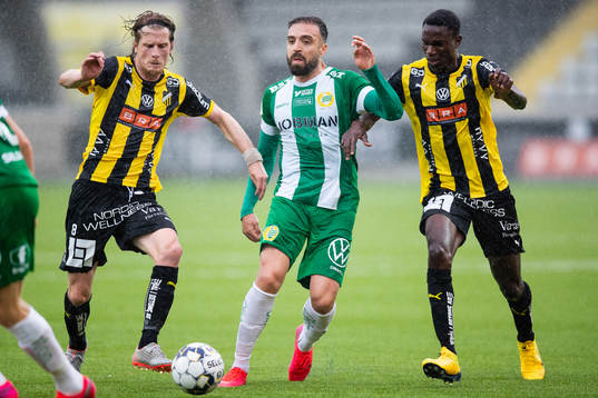 Hammarbys Abdul Khalili mellan Häckens Erik Friberg och