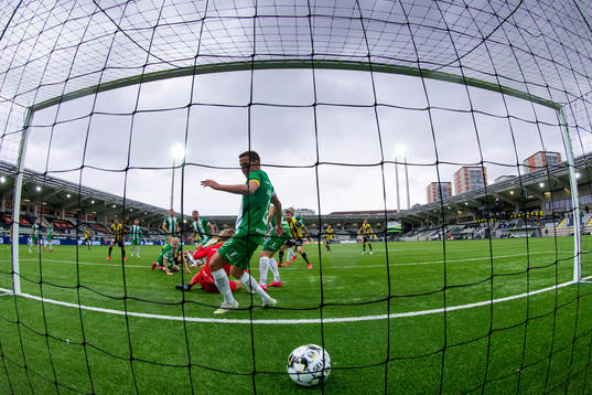 Häckens Gustav Berggren skjuter 1-0 bakom Hammarbys