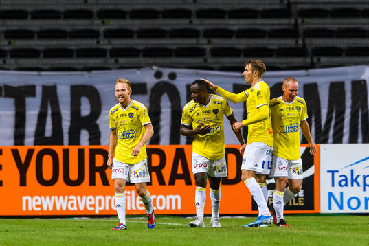 Falkenbergs Nsima Peter jublar med lagkamrater