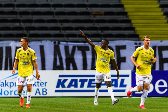Falkenbergs Nsima Peter jublar med lagkamrater