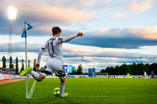 Carlo Holse of Rosenborg takes a corner kick