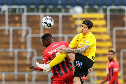 Östersunds Isak Ssewankambo och Mjällbys David Batanero
