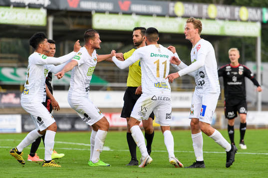 Varbergs spelare reagerar på ett domslut
