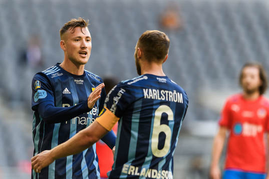 Djurgårdens Fredrik Ulvestad jublar med Jesper Karlström