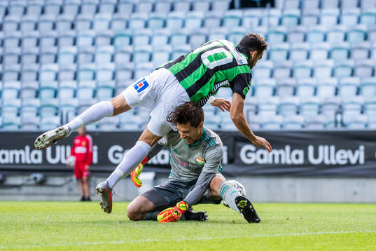 GAIS Mervan Celik och Dalkurds målvakt Filip Anger