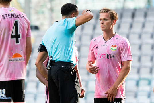 Domare Farouk Nehdi pratar med Dalkurds Hampus Finndell
