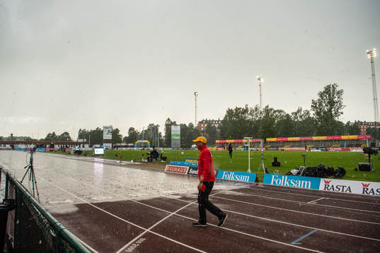 Heavy rain and hail puts the competition to a hold