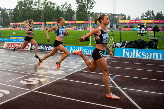 Lisa Lilja of Ullevi FK and Moa Hjelmer of Spårvägens FK