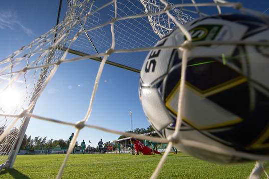 Brages Anton Lundin skjuter 0-2 bakom Ljungskiles målvakt