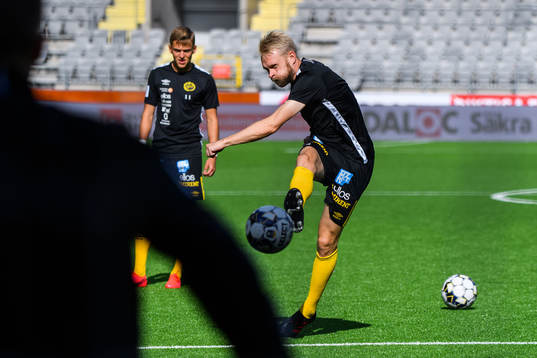 Elfsborgs Johan Larsson värmer upp