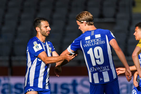 IFK Göteborgs André Calisir ger August Erlingmark