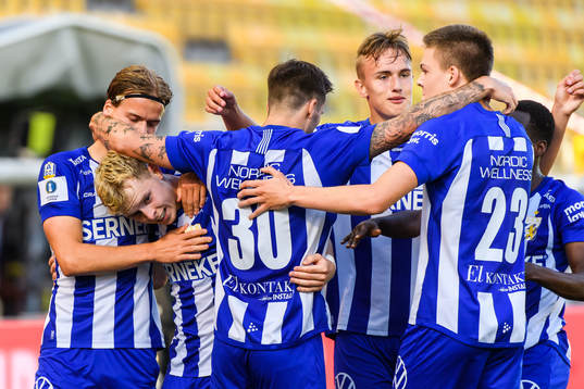 IFK Göteborgs Victor Wernersson jublar med lagkamrater
