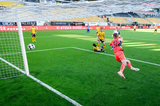 Bollen går till 0-1 bakom Elfsborgs målvakt Tim Rönning