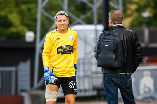 Göteborgs målvakt Jennifer Falk har ont