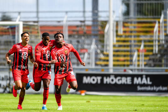 Östersunds Marco Weymans  och Isak Ssewankambo jublar med