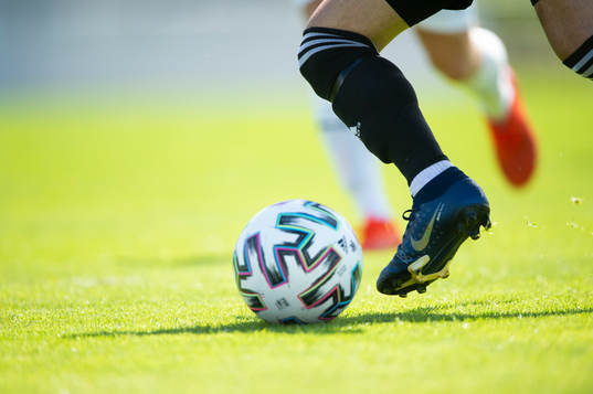 1 Fotboll, Adidas, fotbollssko Nike i träningsmatchen