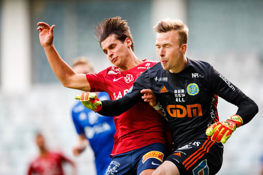 Örgrytes Kevin Ackermann och Sundsvalls målvakt Andreas