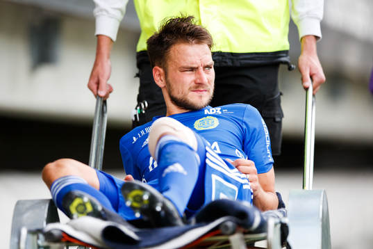 Sundsvalls Pontus Silfwer lämnar planen på bår