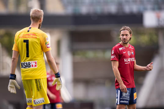 Örgrytes målvakt Fredrik Andersson pratar med Danny Ervik
