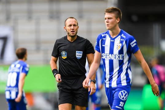 Domare Kaspar Sjöberg och IFK Göteborgs Emil Holm