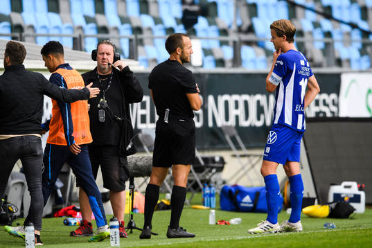 Domare Kaspar Sjöberg i samtal med IFK Göteborgs August