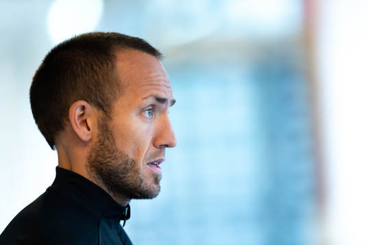 Domare Kaspar Sjöberg blir intervjuad