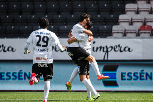 Örebros Agon Mehmeti och Nahir Besara jublar