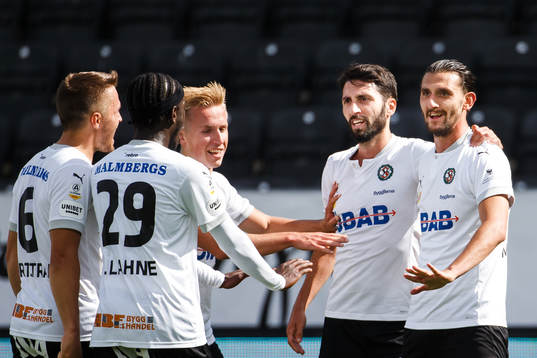 Örebros Agon Mehmeti och Nahir Besara jublar