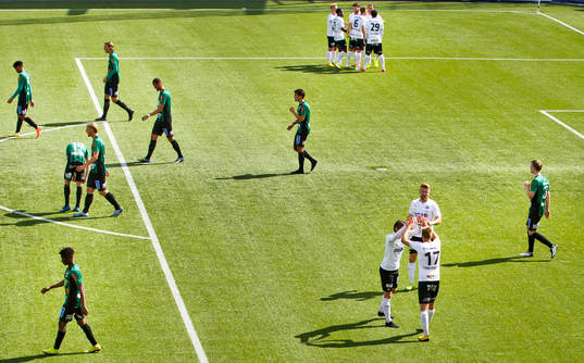 Jubel vid Örebros 1-0 mål av Agon Mehmeti