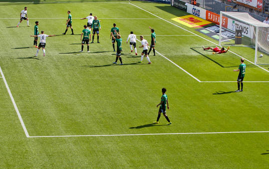 Jubel vid Örebros 1-0 mål av Agon Mehmeti
