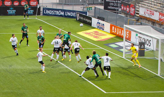 Varbergs Jon Birkfeldt och Örebros målvakt Oscar Jansson