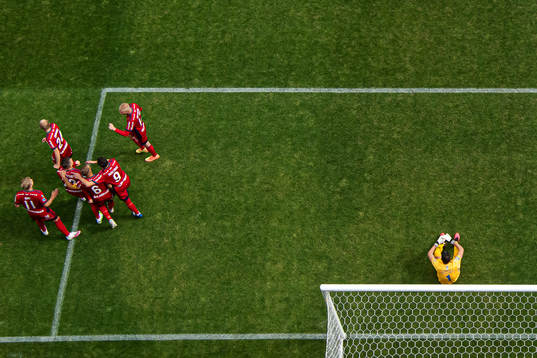 Djurgårdens Fredrik Ulvestad jublar med lagkamrater
