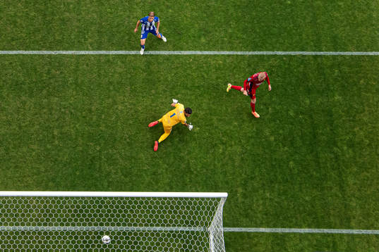 Djurgårdens Kalle Holmberg gör 0-2 bakom IFK Göteborgs